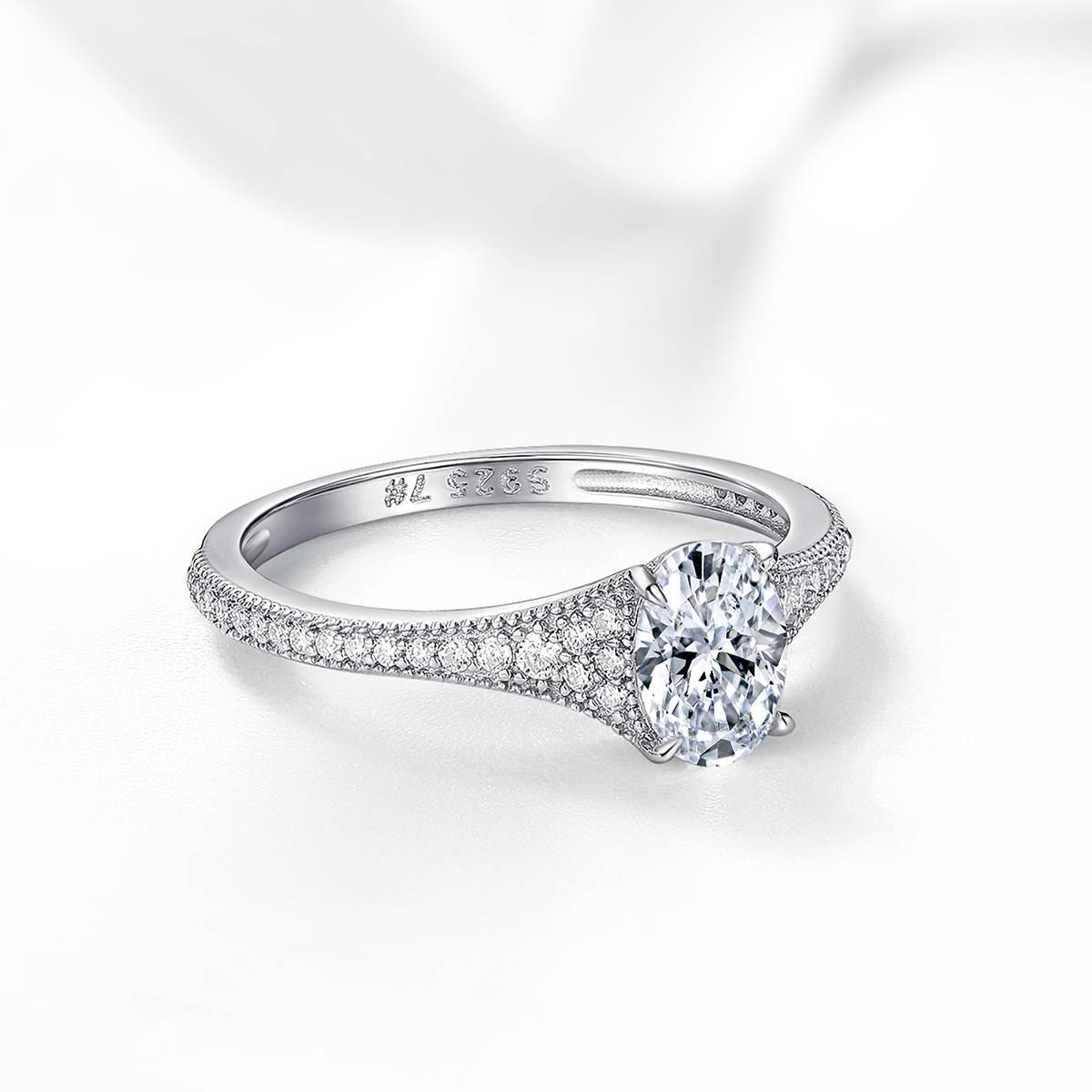 R55098款银镀18K白金蛋形莫桑钻精致订婚戒1.23ct